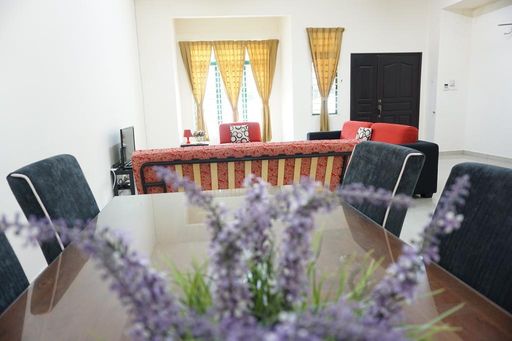 Warisan Indah Homestay near KLIA Sepang Exterior foto