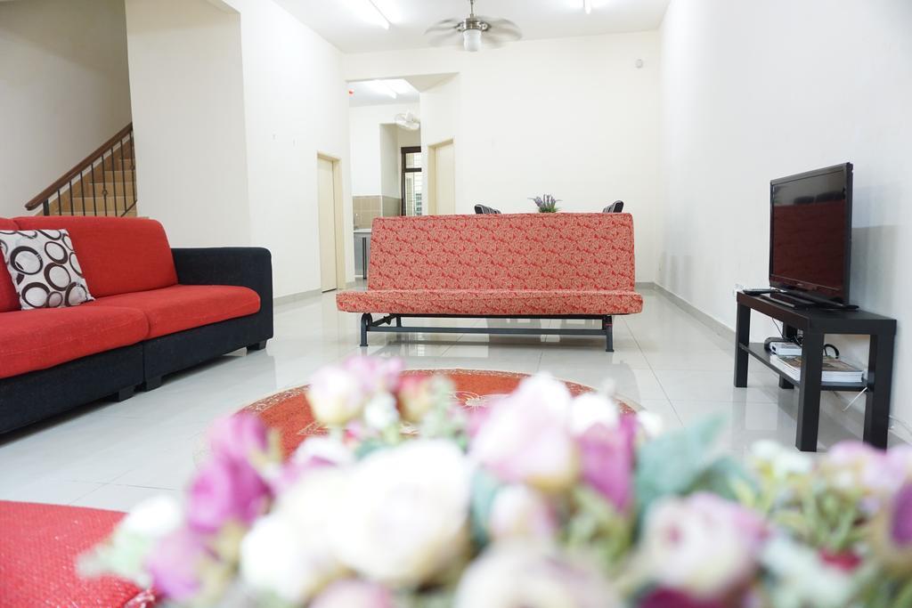 Warisan Indah Homestay near KLIA Sepang Exterior foto